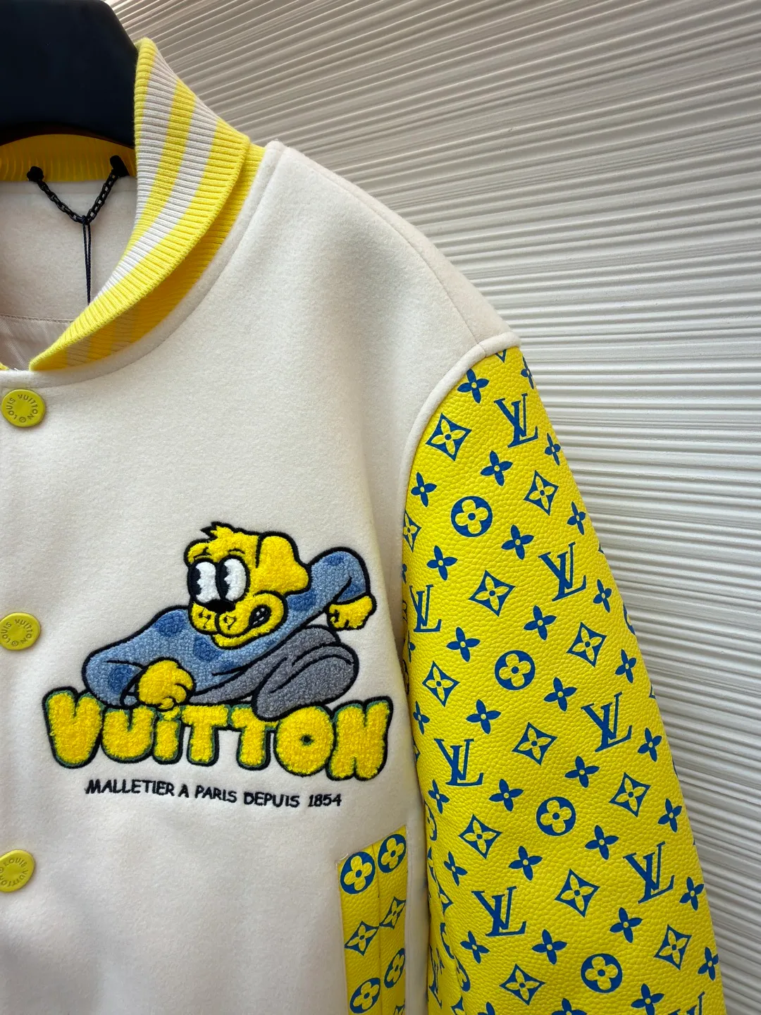 LOUIS VUITTON Cartoon polka dot dog embroidered all-over printed leather sleeves baseball jacket ●Original version: Purchased and developed by 35899 ●Item number: 1681207-C15 ●Fabric: cupro silk fabric ●Technology: embroidery process ●Color: yellow ●Version: fitted version ●Weight: about 1045 grams ●Size: S-M-L-XL ●Description: The polka-dot puppy towel stitch embroidery + cotton flat embroidery is composed of two sets of yarns of different sizes. The visual effect is more three-dimensional. It is matched with cupro silk + cotton blended lining, and is matched with a molded and customized aluminum alloy material with a logo spray-painted four-button buckle + a hanging plated back collar made of white copper and a white gold hardware chain. The sleeves are made of imported calfskin, and the back embroidery requires multiple processes to achieve the effect. The overall routing is straight and delicate, the fabric is comfortable and soft, and the colors are consistent without color difference. It can be matched with the same style to create a fashionable look and control various occasions. Customized accessories, complete with three standards, same style for men and women!